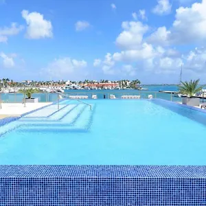 Apartment Stylish Luxury Condo, Location, Ocean View, Pool, Gym, Oranjestad